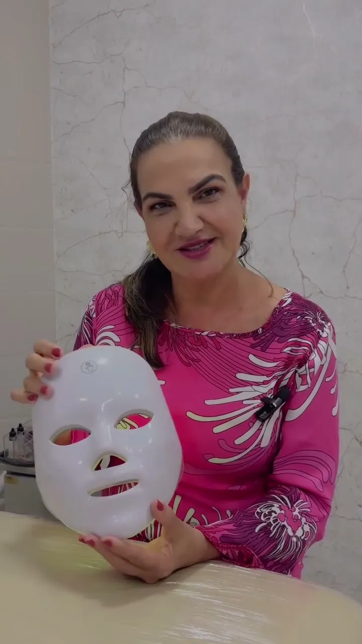 Ângela Meneghel segurando a máscara de LED